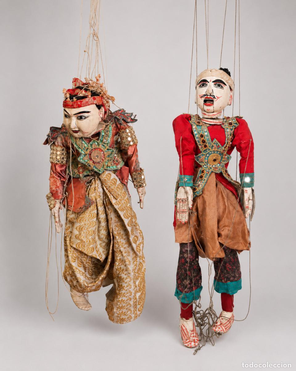 Vintage: Pareja de grandes marionetas tradicionales asi&aacute;ticas vintage, madera tallada y trajes bordados.