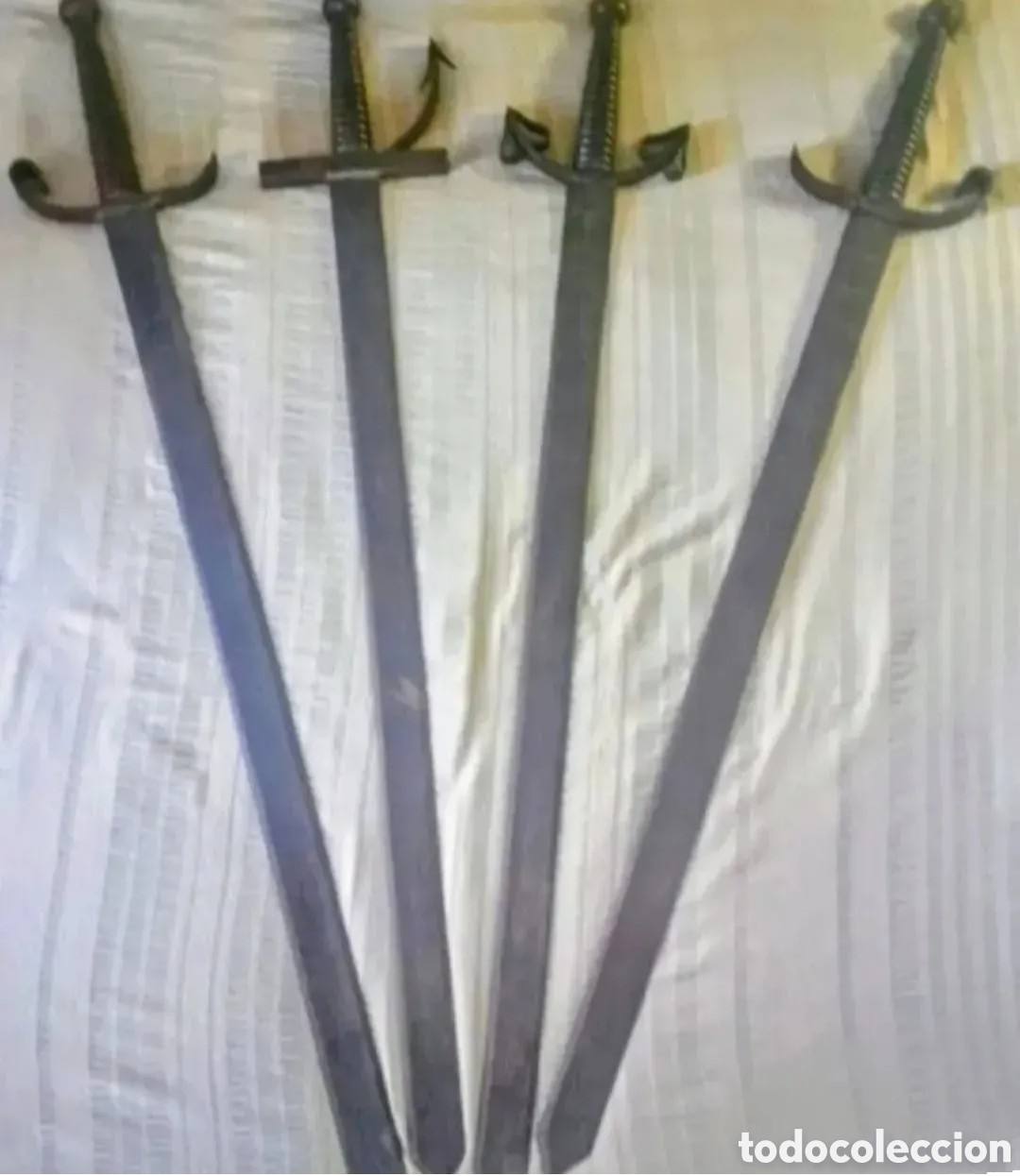 Vintage: Colecci&oacute;n de cuatro espadas/mandobles de hierro, de los a&ntilde;os 50 &oacute; 60