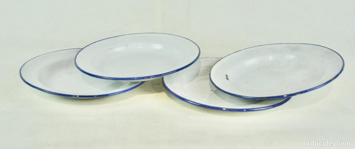 Vintage: 4 platos metal esmaltado blanco borde azul