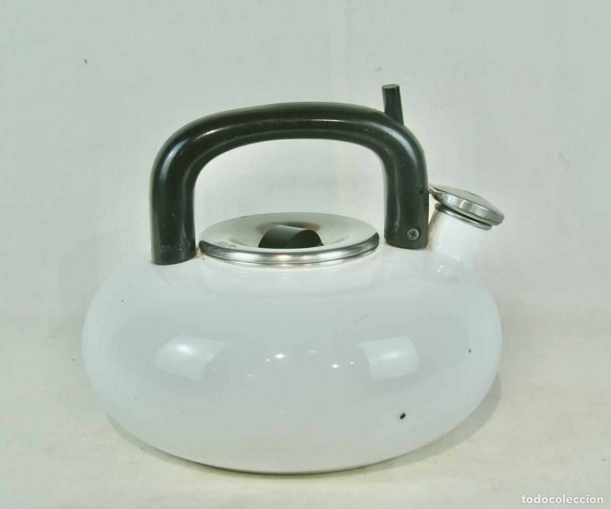 Vintage: Hervidor de agua en metal esmaltado blanco