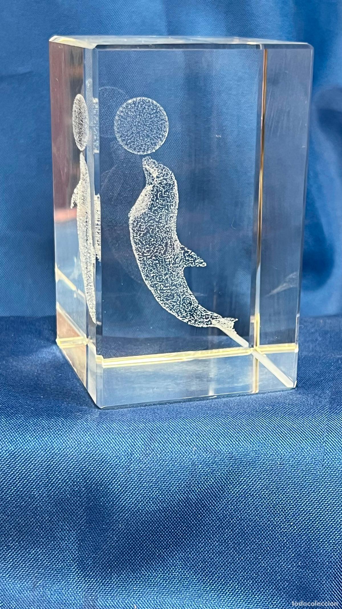 Vintage: Bloque Pisapapeles de Cristal Macizo con Delf&iacute;n Grabado en L&aacute;ser 3D Subsuperficial. Vintage