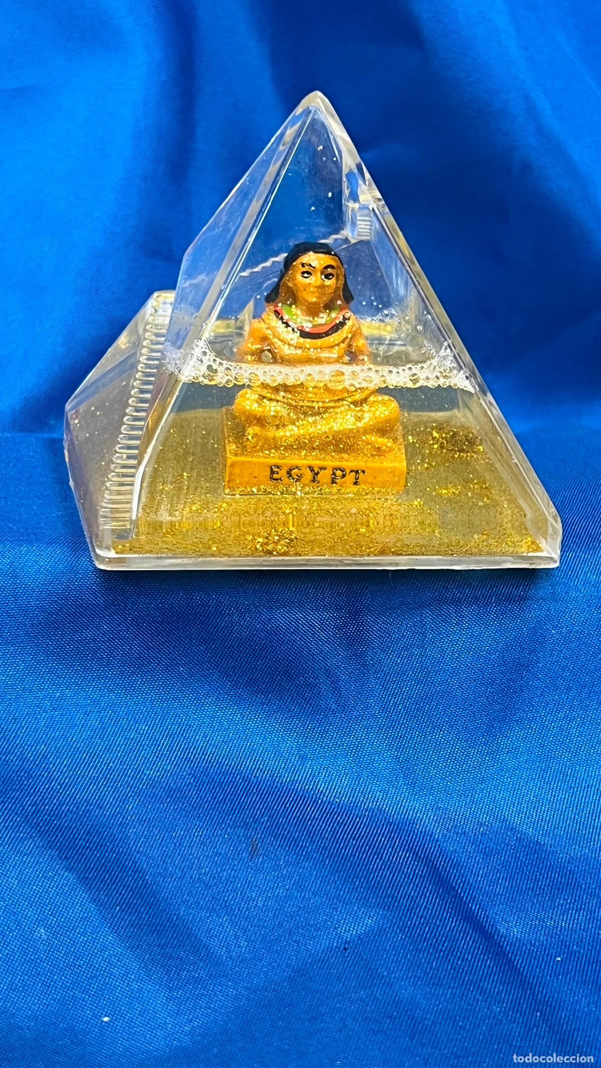 Vintage: Figura Vintage Pir&aacute;mide de Cristal con L&iacute;quido y Figura Egipcia. Souvenir de Egipto