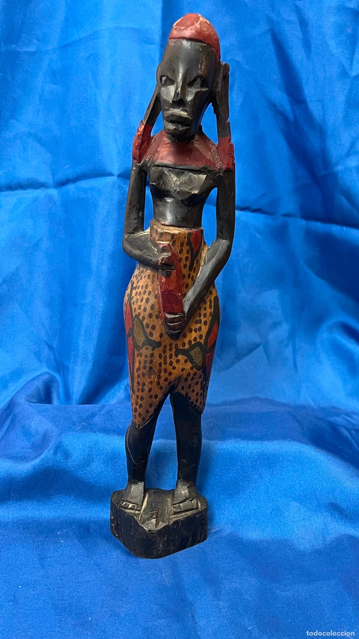 Vintage: Antigua Escultura de Mujer Guerrera Tribal en Madera Maciza Pol&iacute;croma. Talla &Eacute;tnica Africana Vintage
