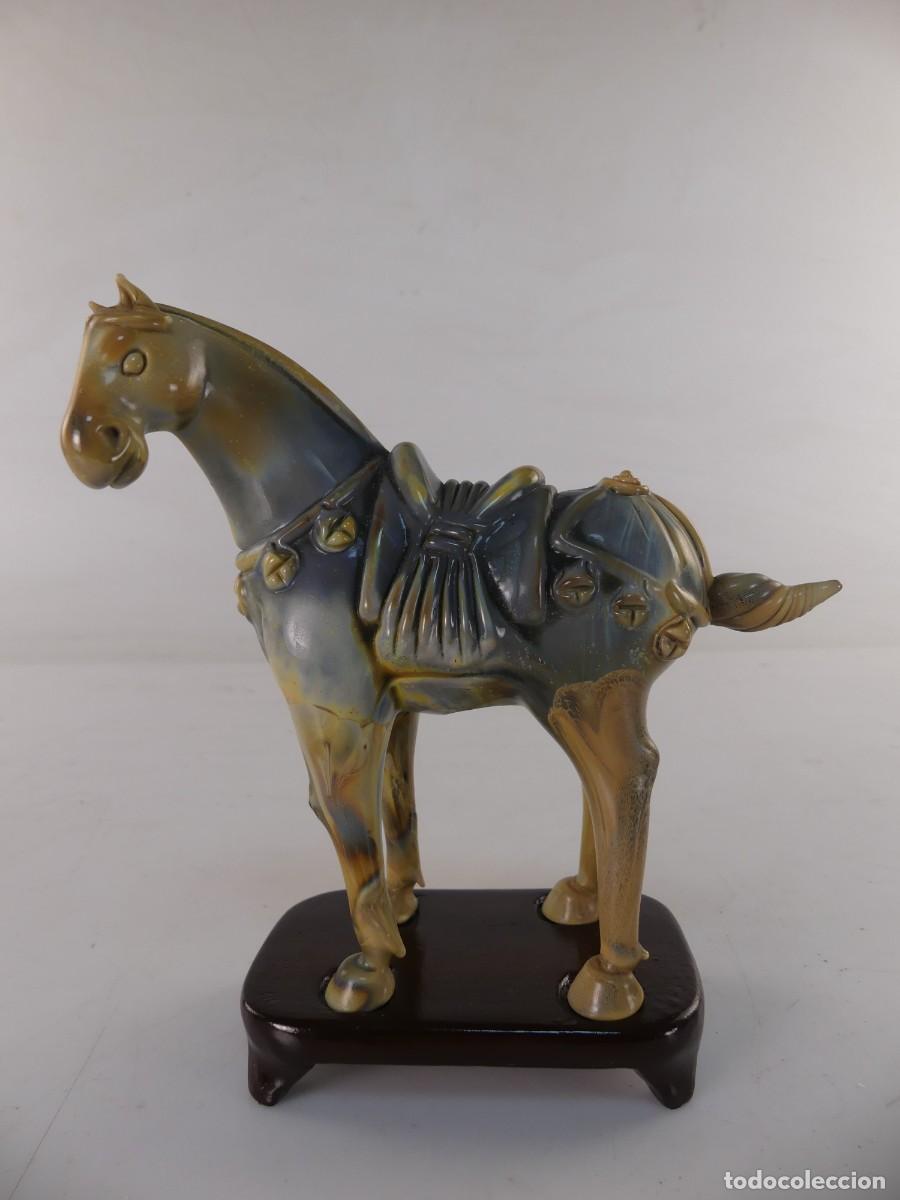 Vintage: FIGURA DE CABALLO SOBRE PEANA DE MADERA