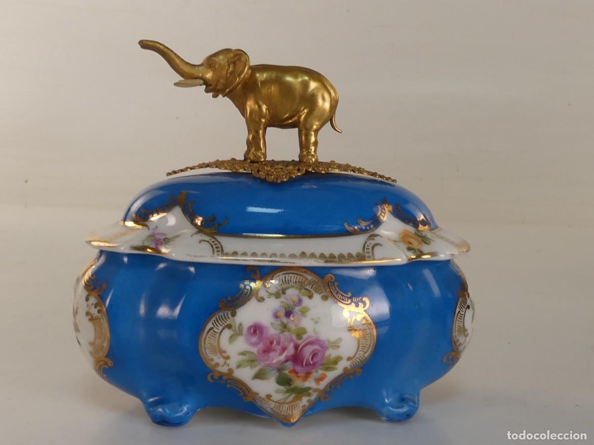 Vintage: PRECIOSA CAJA DE PORCELANA TAPA CON ELEFANTE DE BRONCE