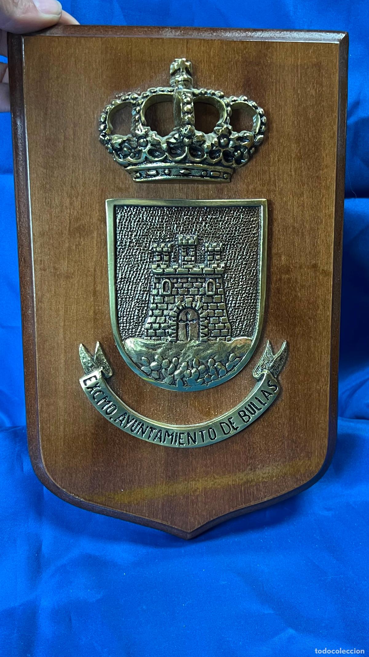 Vintage: Escudo Met&aacute;lico del Excmo. Ayuntamiento de Bullas sobre Placa de Madera. Her&aacute;ldica Vintage