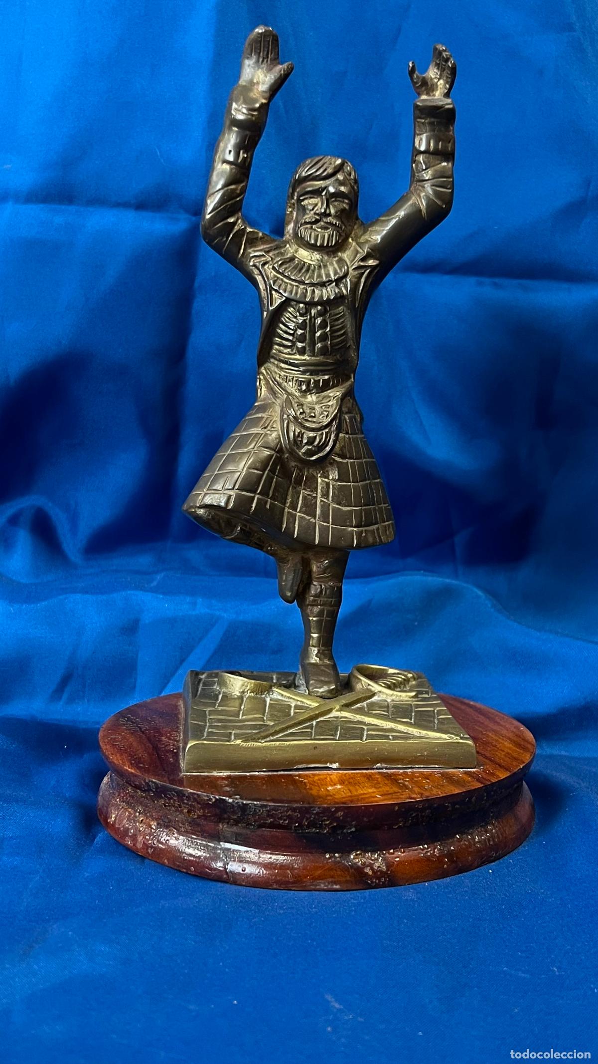Vintage: Antigua Figura de Bailar&iacute;n Escoc&eacute;s en Bronce Macizo sobre Peana de Madera. Escultura Vintage