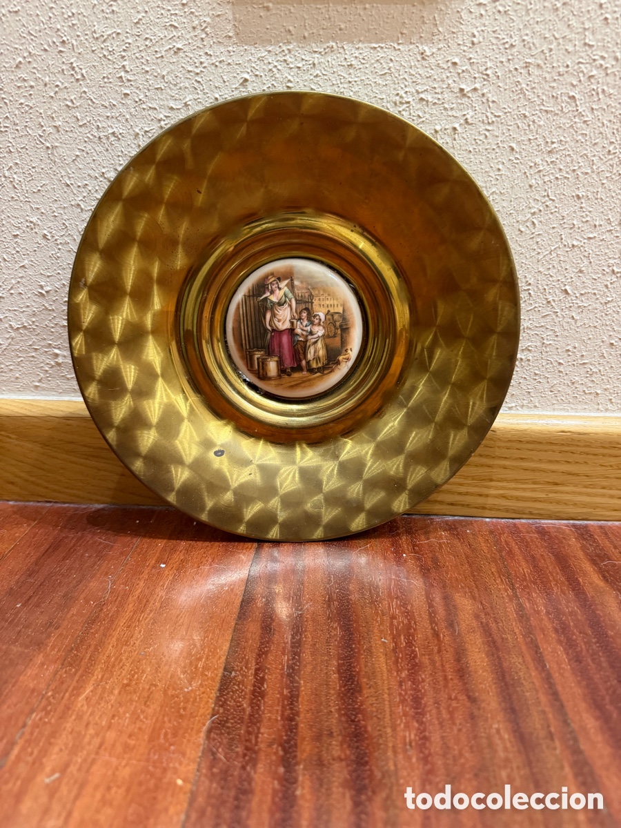 Vintage: Plato Decorativo Vintage de Lat&oacute;n Labrado con Medall&oacute;n de Cer&aacute;mica - Escena Costumbrista