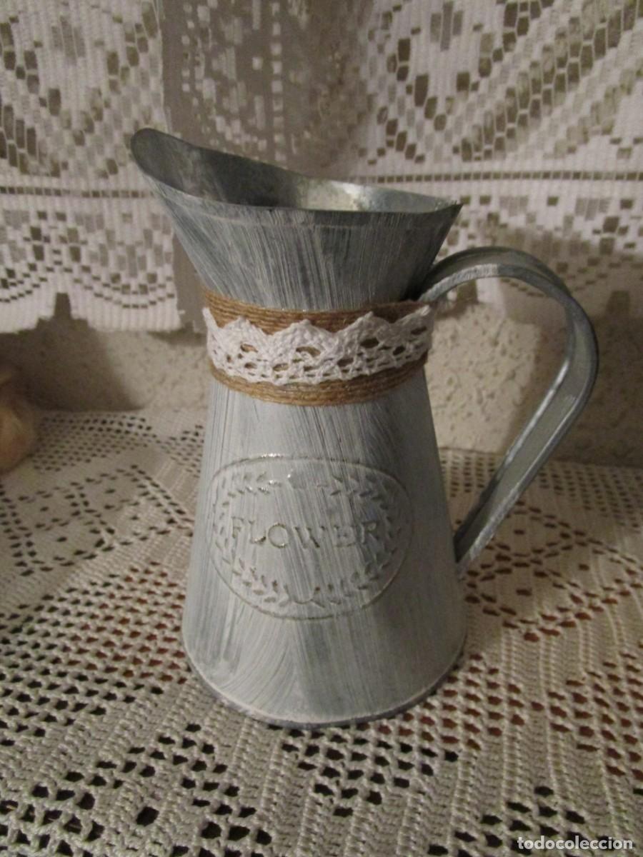 Vintage: PRECIOSA JARRA DE LATON CON ADORNO DE ENCAJE
