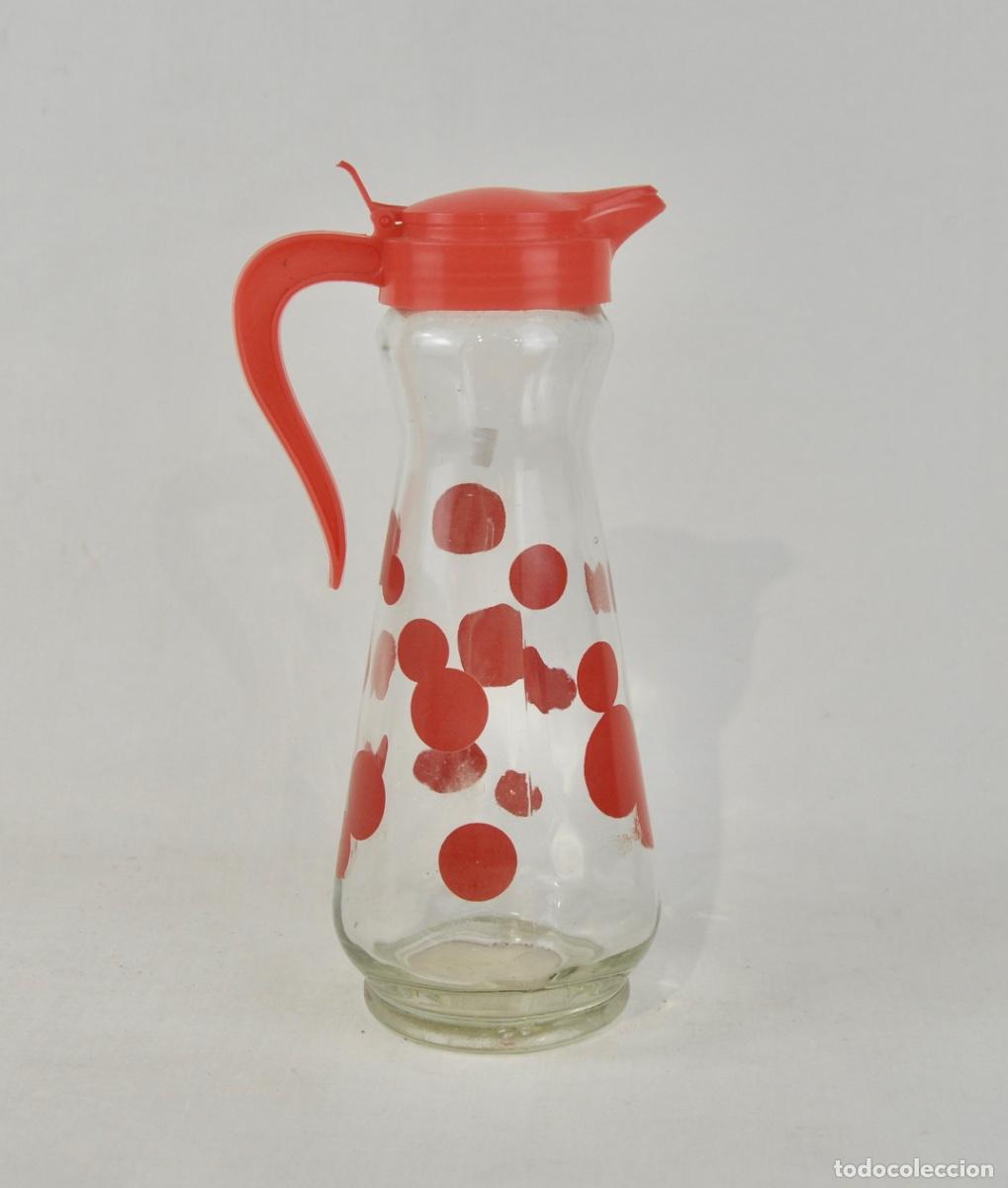 Vintage: Jarra para agua en cristal y pl&aacute;stico, con lunares en rojo