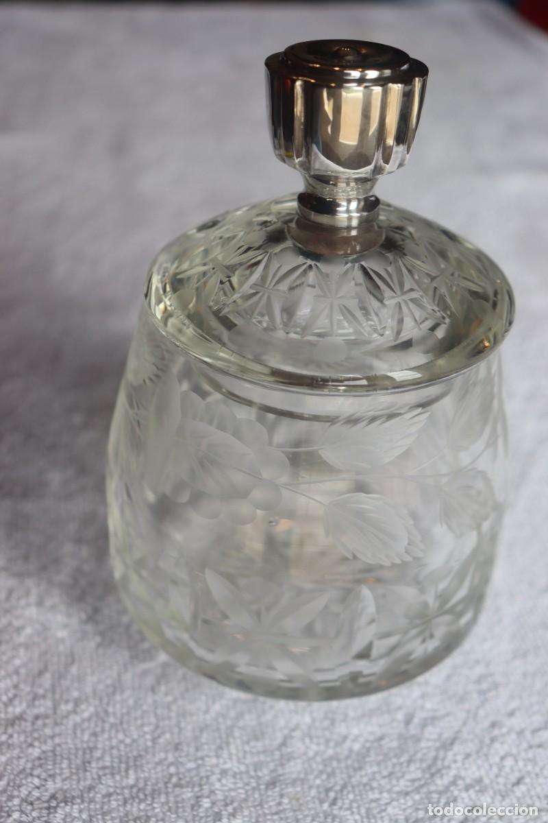 Vintage: Bombonera cristal tallado vintage tapa plateada
