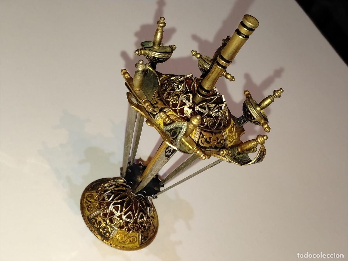 Vintage: JUEGO DE PALILLOS DE C&Oacute;CTEL VINTAGE DE TOLEDO CON ESPADAS EN MINIATURA Y SOPORTE,A&Ntilde;OS 60