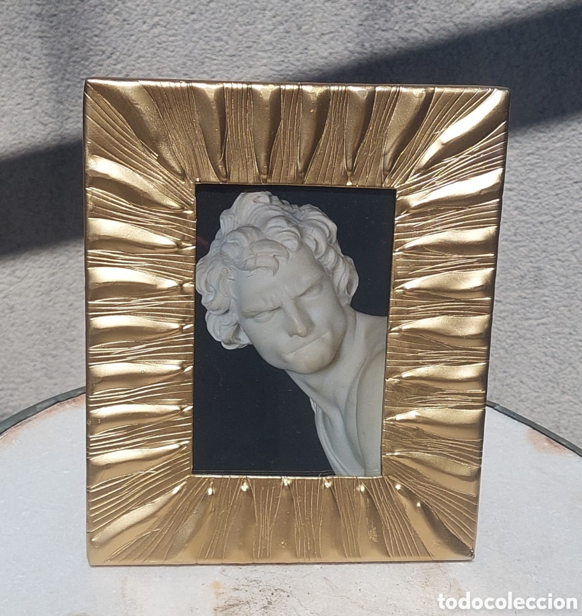 Vintage: Portafotos de dise&ntilde;o en aluminio dorado Imori