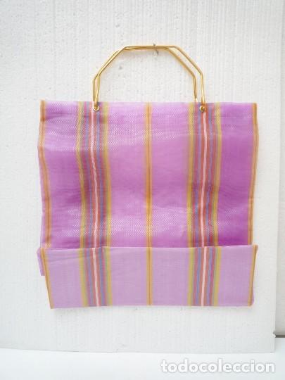 Vintage: SP ANT BOLSA COMPRA RED PLASTICA LISTADA VIOLETA ASA ALUMINIO ANODIZADO ORO. ESPA&Ntilde;A 60-70S
