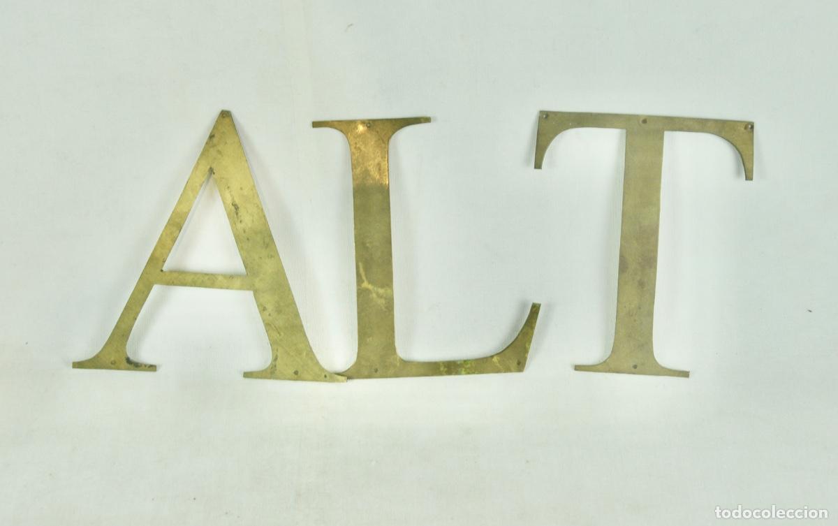 Vintage: 3 Letras A, L, T en lat&oacute;n planas