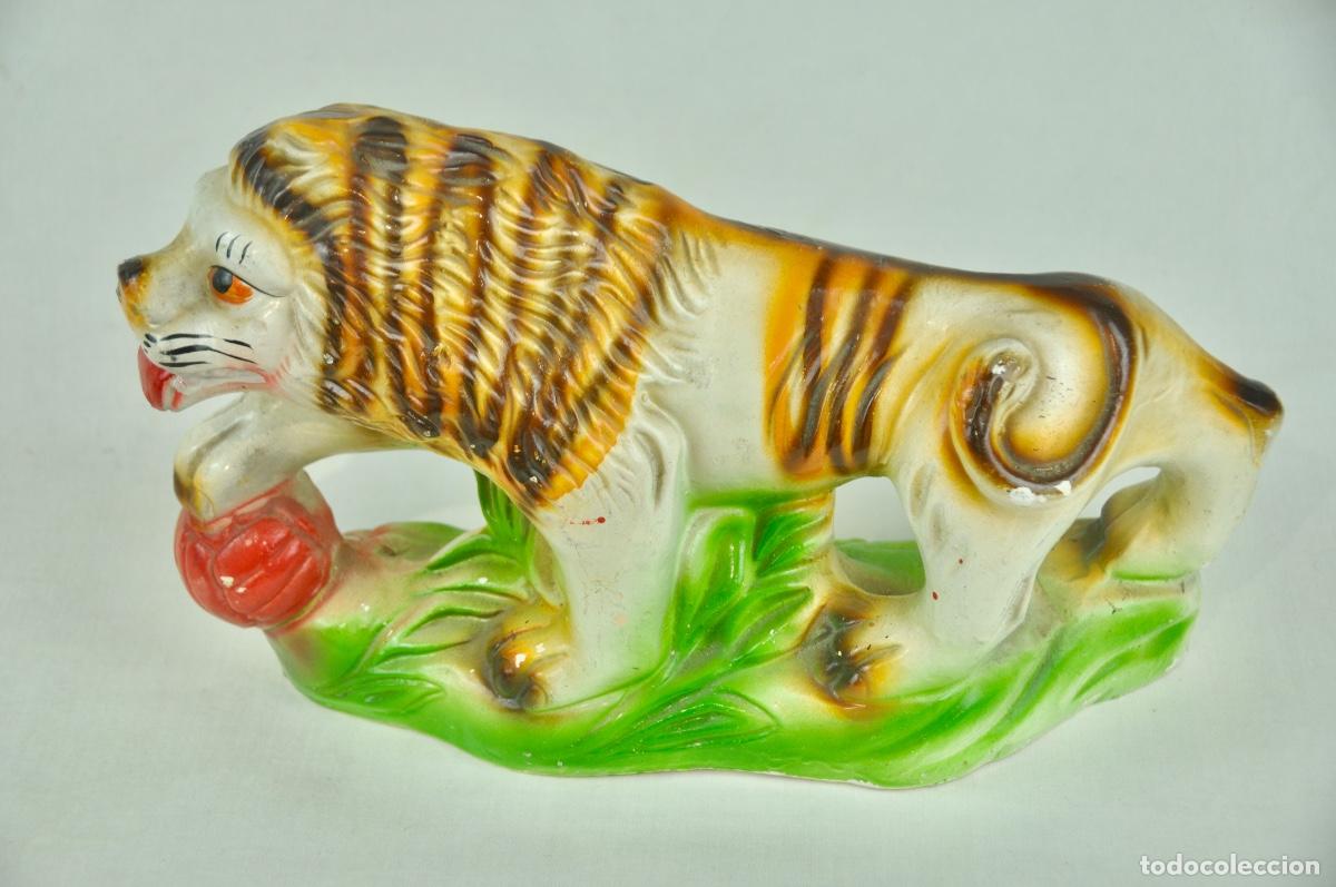 Vintage: Figura le&oacute;n escayola - Foto 4