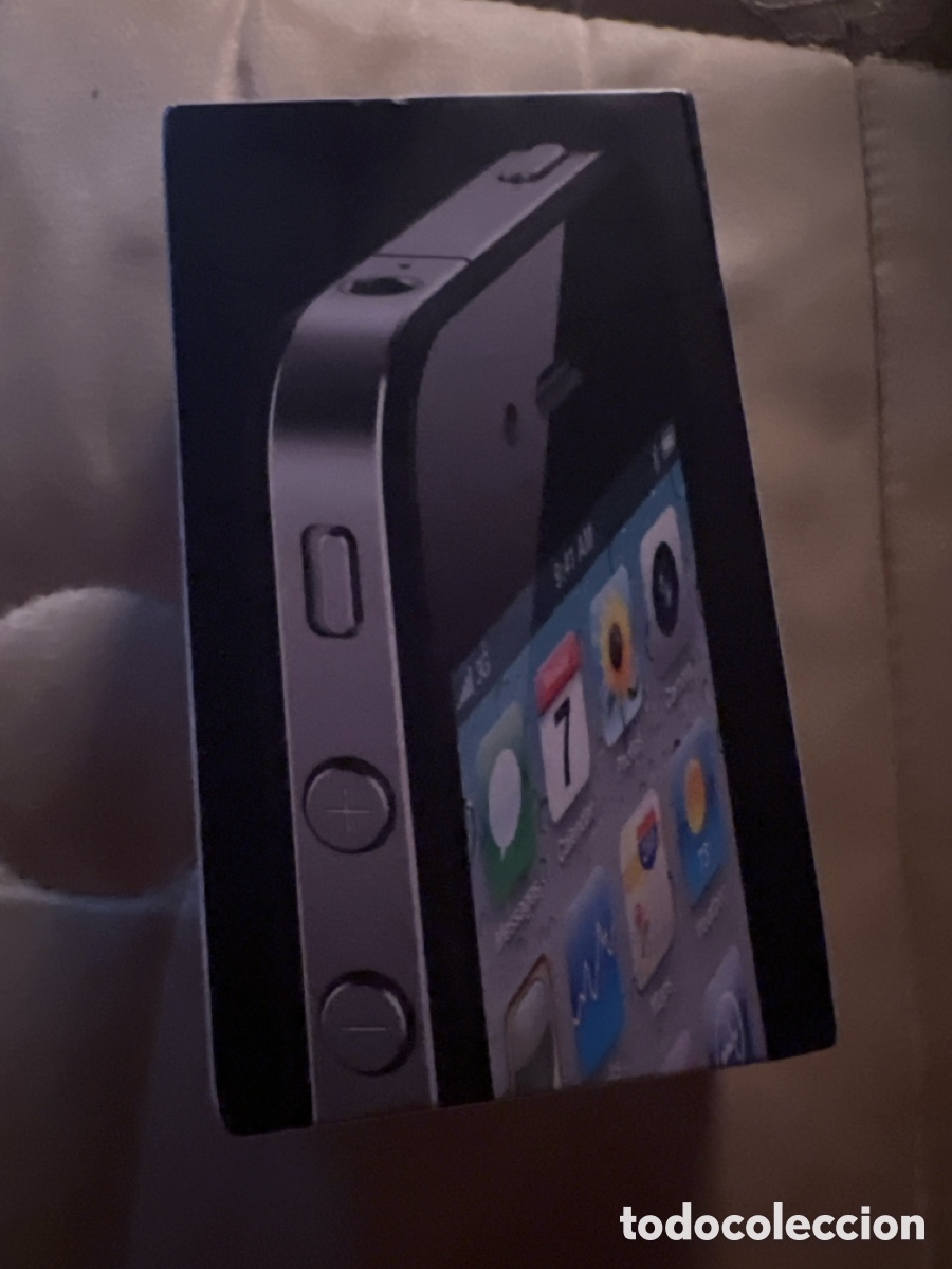 Vintage: iPhone 4 en su caja y su cargador