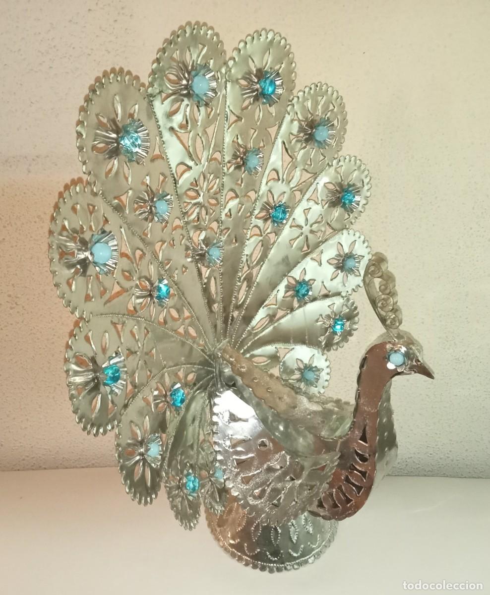 Vintage: PAVO REAL HOJALATA CON CUENTAS AZULES - ARTESAN&Iacute;A HOJALATA