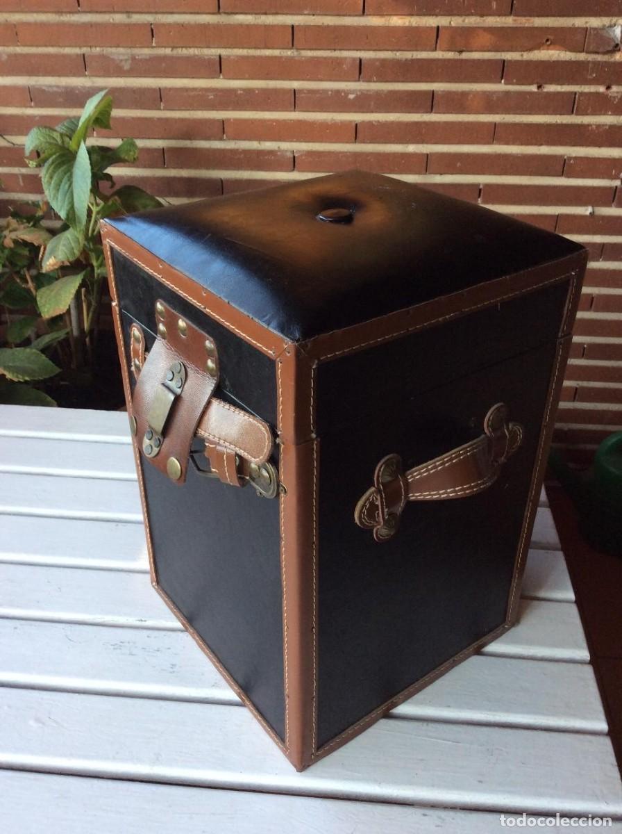 Vintage: Ba&uacute;l polipiel con correas y herrajes para uso como botellero y adorno