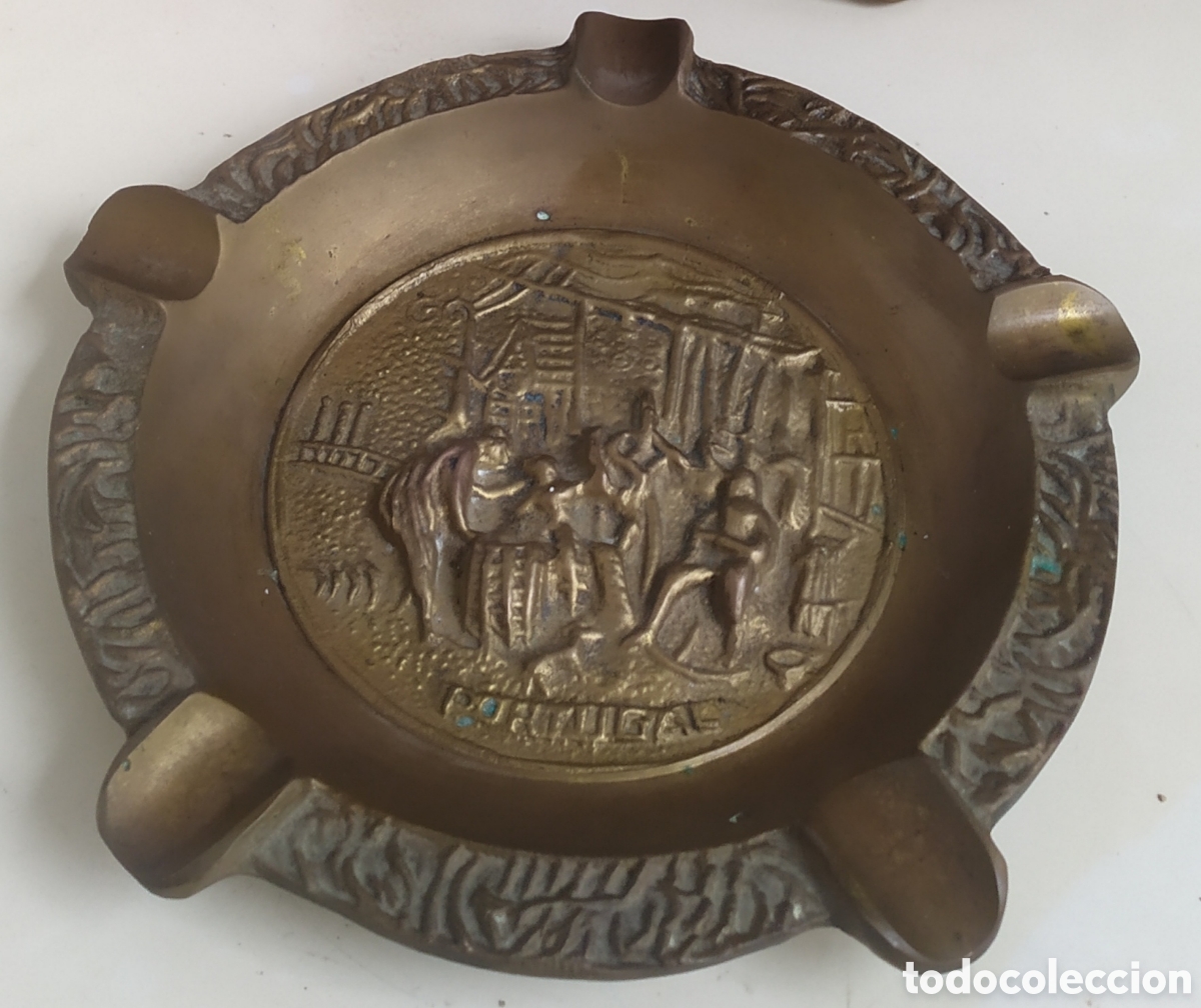 Vintage: Cenicero vintage de bronce con un dise&ntilde;o grabado de Portugal. Mide 17 cm de di&aacute;metro. - Material: B