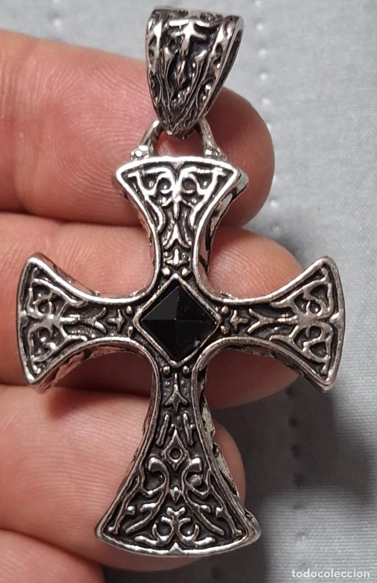 Vintage: Colgante Cruz g&oacute;tica. Acero inoxidable con piedra negra