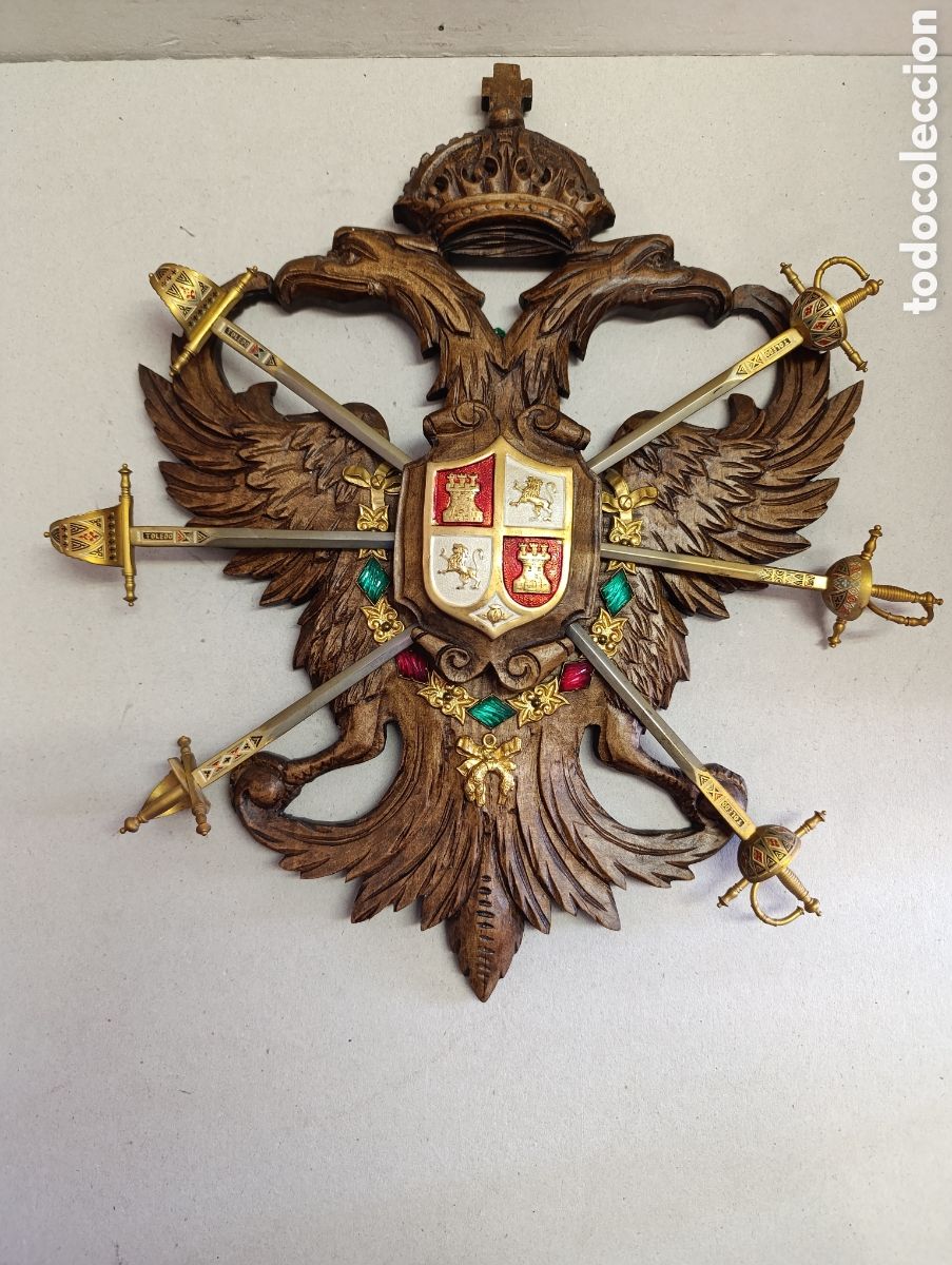 Vintage: PANOPLIA ESCUDO DECORATIVO TOLEDANO EN MADERA TALLADA CON AGUILA BICEFALA Y ESPADAS DESMONTABLES.