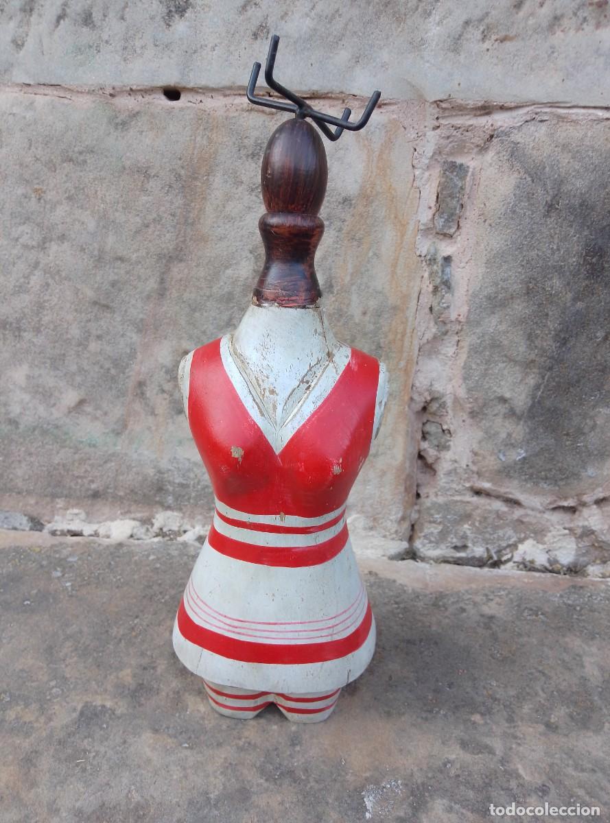 Vintage: Maniqu&iacute; busto vintage joyero para collares, pulseras. Madera. Altura 27 cm.