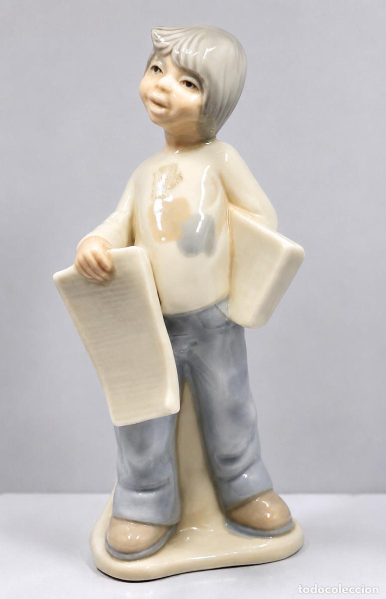 Vintage: Estatuilla Repartidor de Peri&oacute;dicos. Altura 22 cm