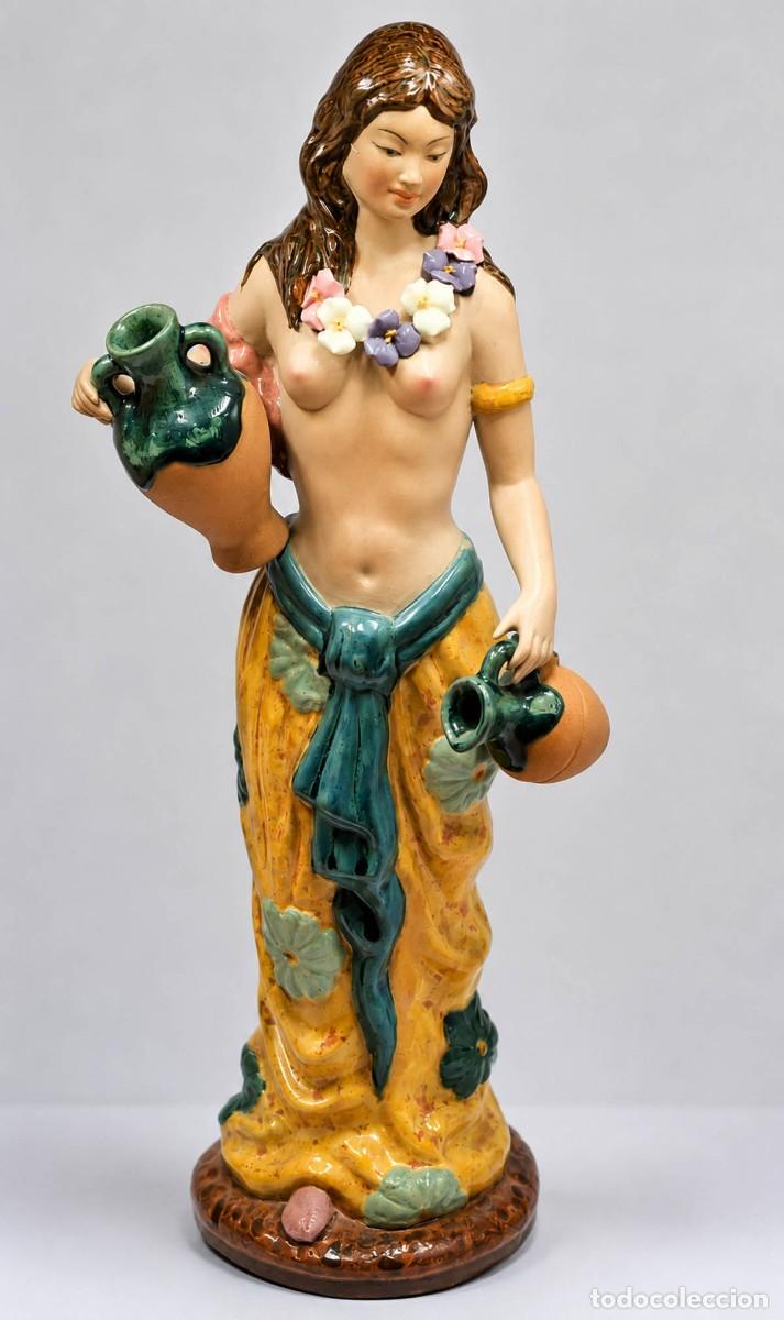 Vintage: Estatuilla Mujer on Dos C&aacute;ntaros. Altura 33 cm