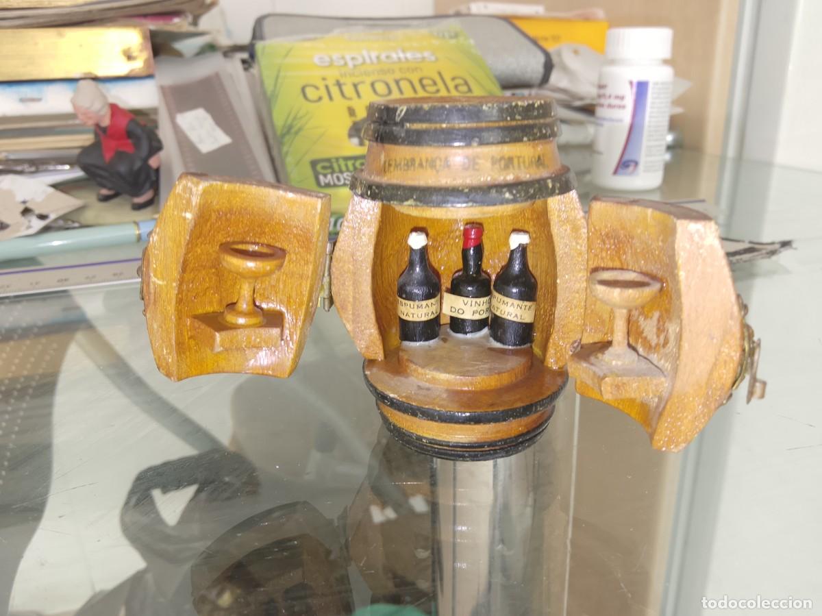 Vintage: Mini juego recuerdo de barril de madera vintage de Portugal con botellas y tazas talladas, d&eacute;cada 70
