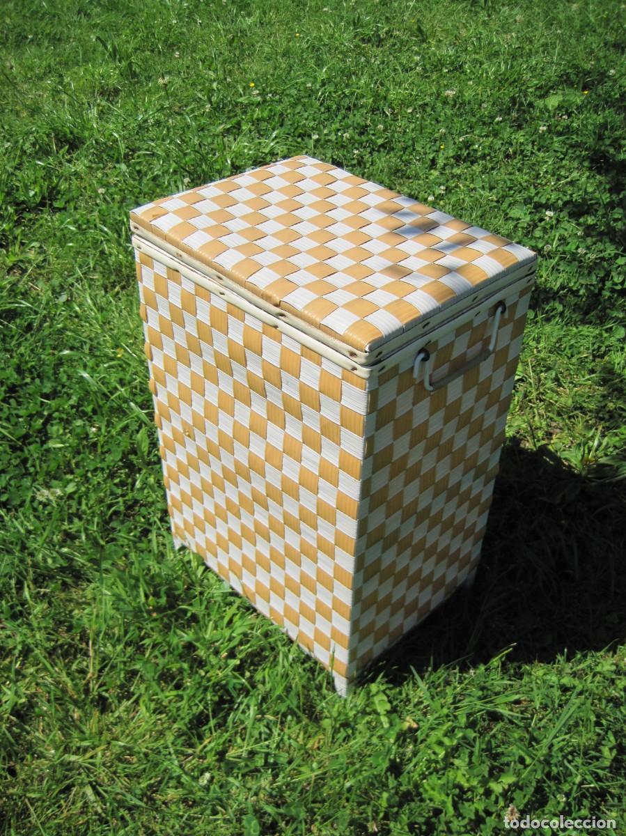 Vintage: CESTO PARA LA ROPA - CESTA - MADERA Y PL&Aacute;STICO TRENZADO - A&Ntilde;OS 50-60
