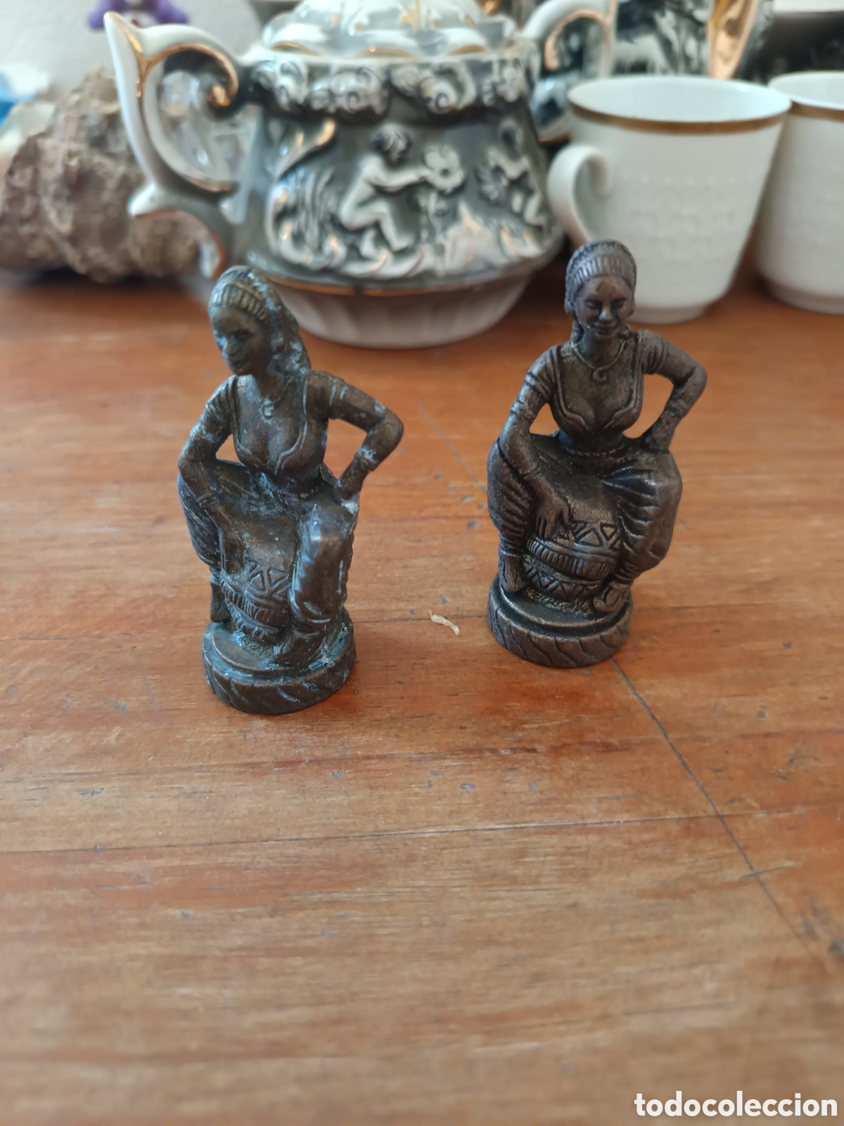 Vintage: Dos damas figuras ajedrez de metal