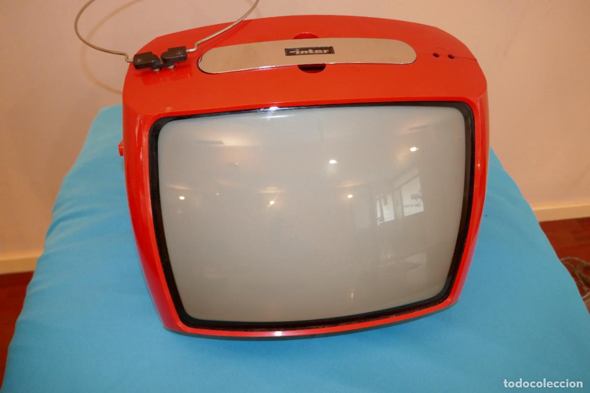 Vintage: Televisor Port&aacute;til Vintage de color Rojo, A&ntilde;os 70 / 80 Inter modelo 378 con Bolso Piel - 30x35x24 cm