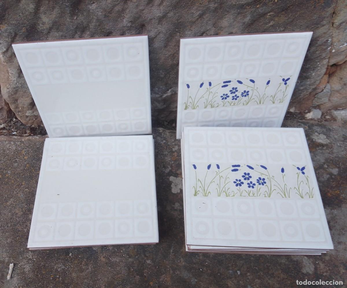 Vintage: Lote 13 azulejos cer&aacute;micos vintage con cenefa de flores. Medidas: 15 x 15 cm