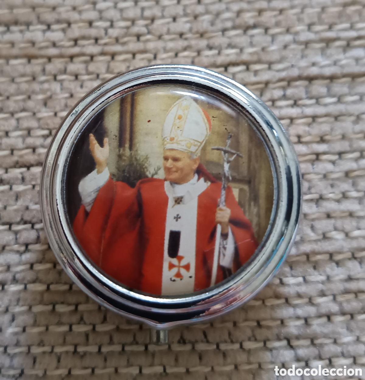 Vintage: Pastillero met&aacute;lico de colecci&oacute;n del Papa
