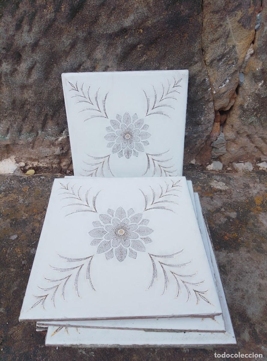 Vintage: Azulejos cer&aacute;micos vintage. Blancos con flor. A&ntilde;os 70. Medidas: 15 x 15 cm