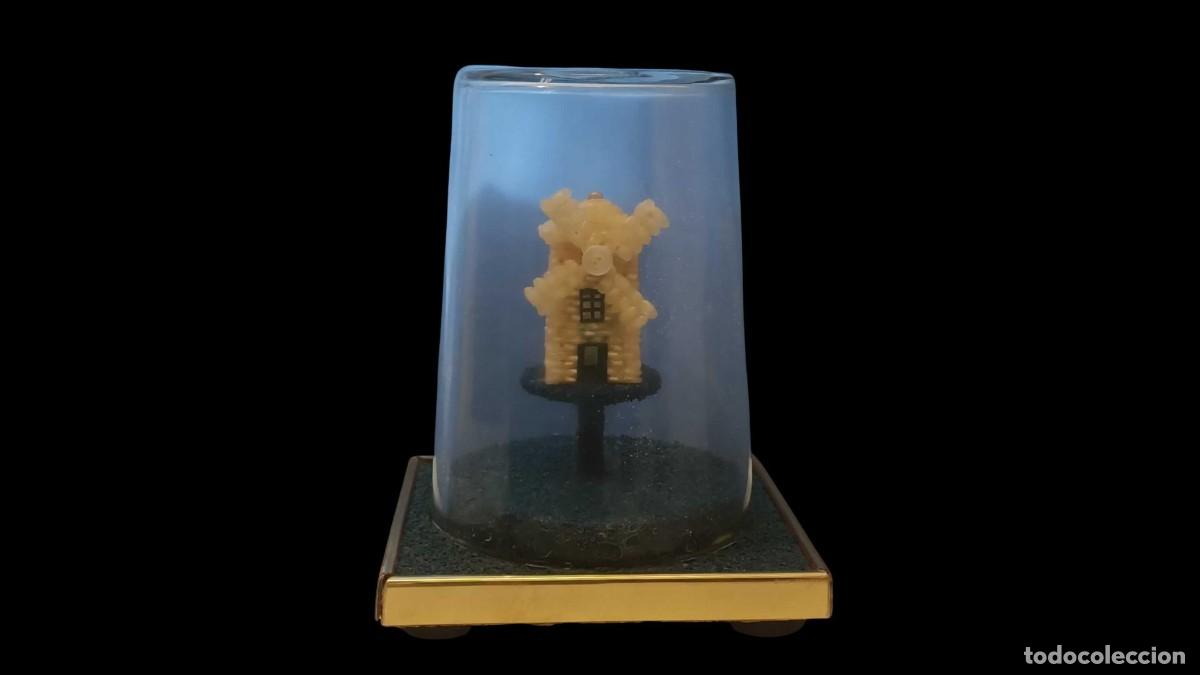 Vintage: Vaso de Vidrio con Diorama de Arroz &ndash; Molino sobre Doble Peana Azul &ndash; Vintage 1994
