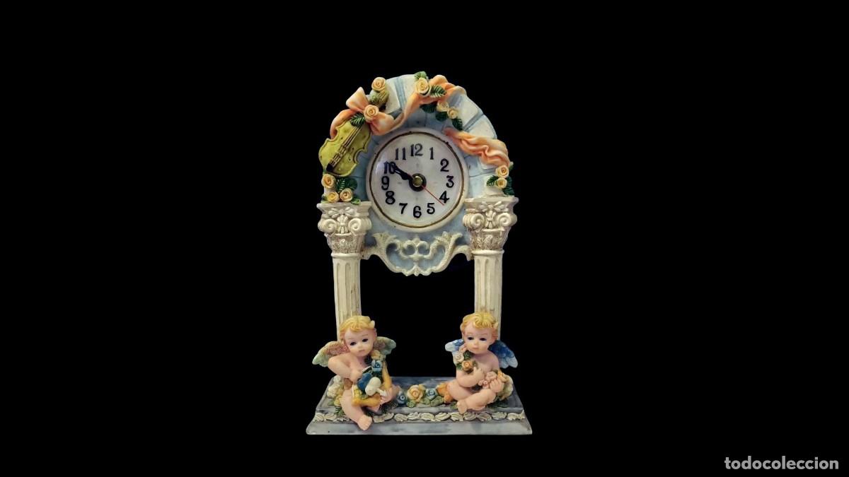 Vintage: Reloj: Bonito Reloj en Resina con Dos &Aacute;ngeles Cupidos, Vintage