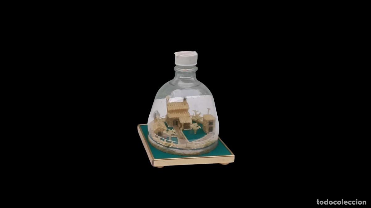 Vintage: Botella con Diorama de Arroz &ndash; 3 Casas y &Aacute;rboles Tallados &ndash; Vintage 1973, Hecho en Espa&ntilde;a &ndash; Muy Rara