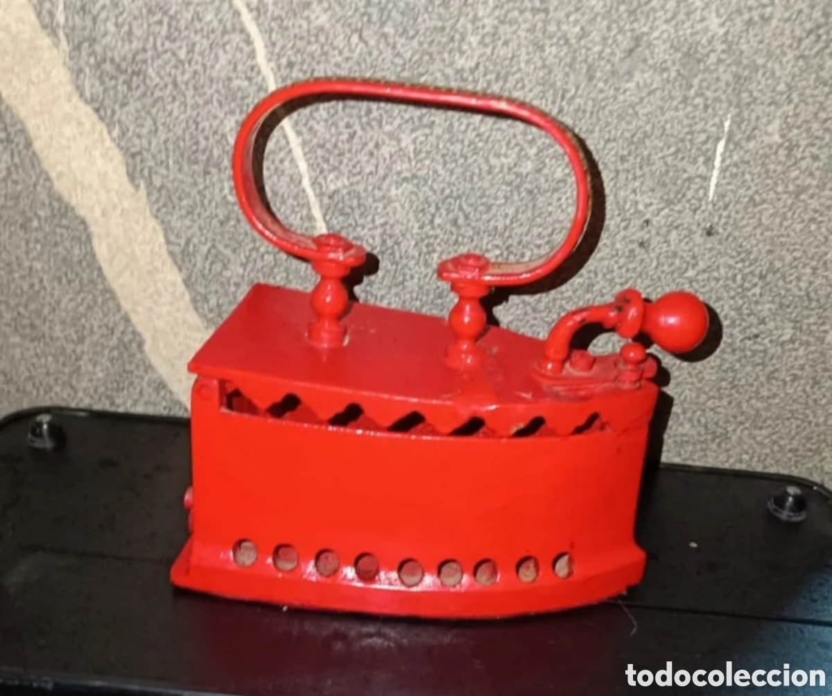 Vintage: Plancha antigua de hierro roja de carb&oacute;n