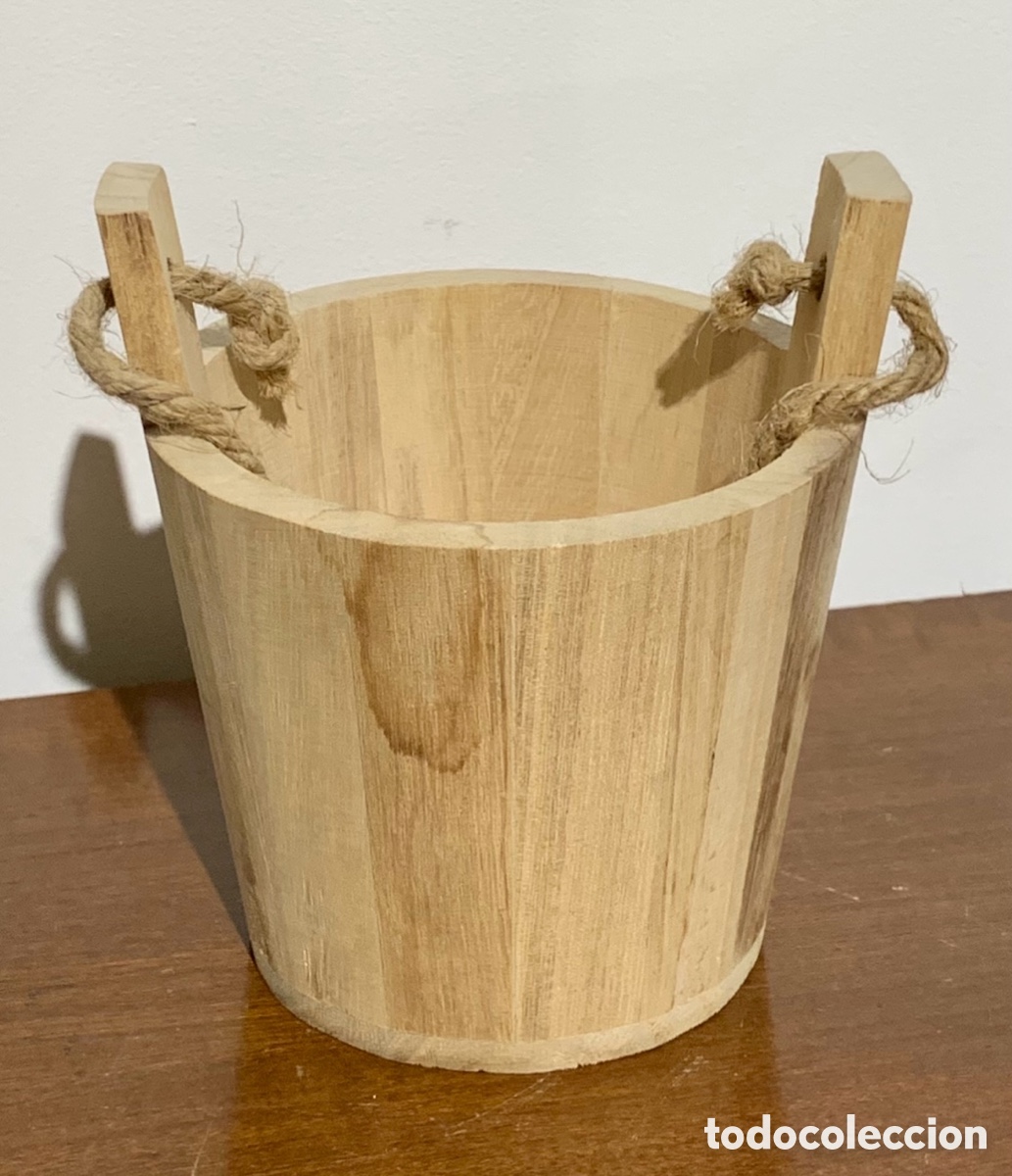 Vintage: Cubo peque&ntilde;o de madera y cuerda. A&ntilde;os 80.