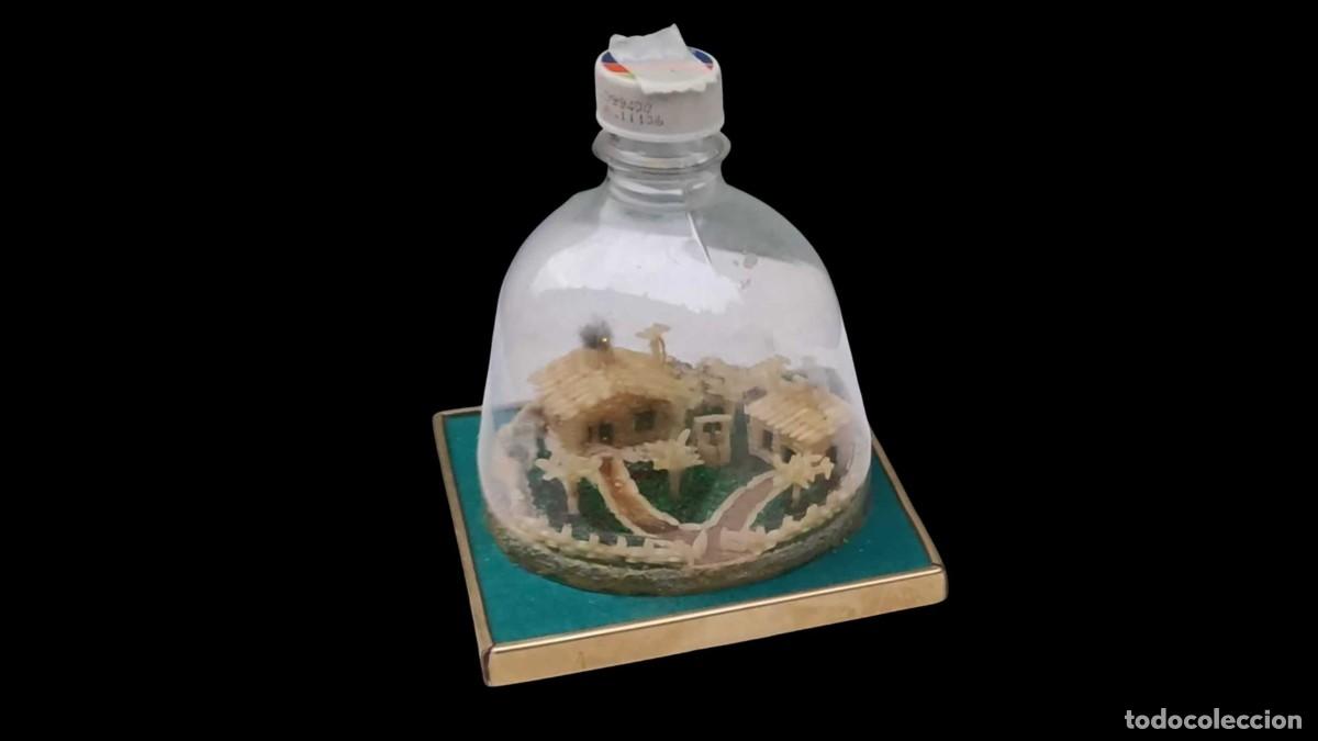 Vintage: Botella con Diorama de Arroz &ndash; 2 Casas y &Aacute;rboles Tallados &ndash; Vintage 1995 &ndash; Hecho a mano