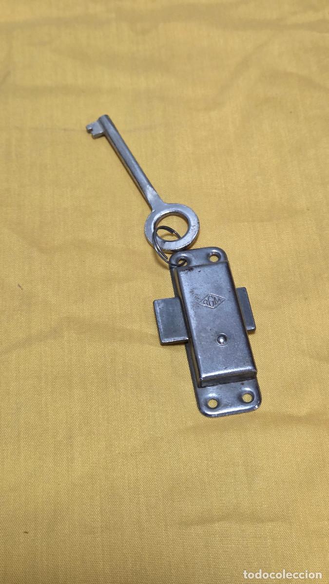 Vintage: cerradura antigua acero
