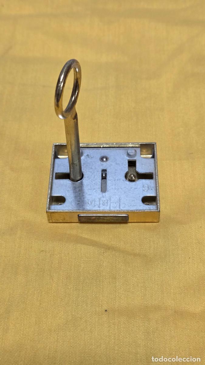 Vintage: cerradura antigua acero