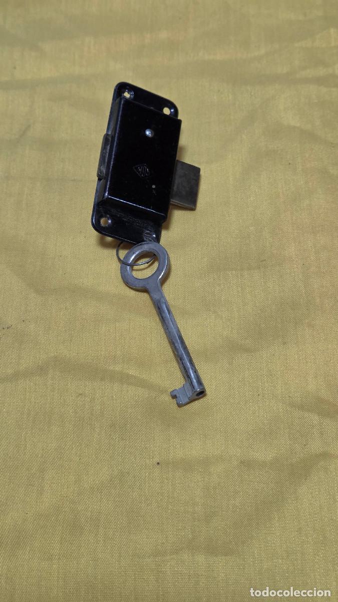Vintage: cerradura antigua acero