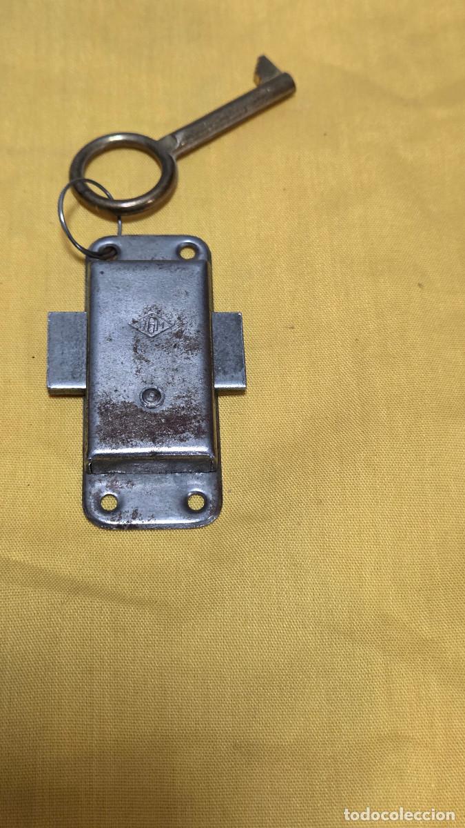 Vintage: cerradura antigua acero