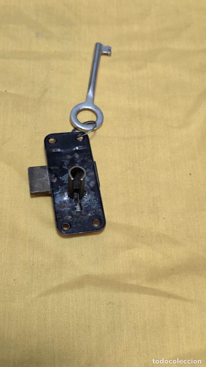 Vintage: cerradura antigua acero