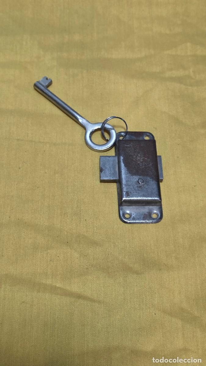 Vintage: cerradura antigua acero