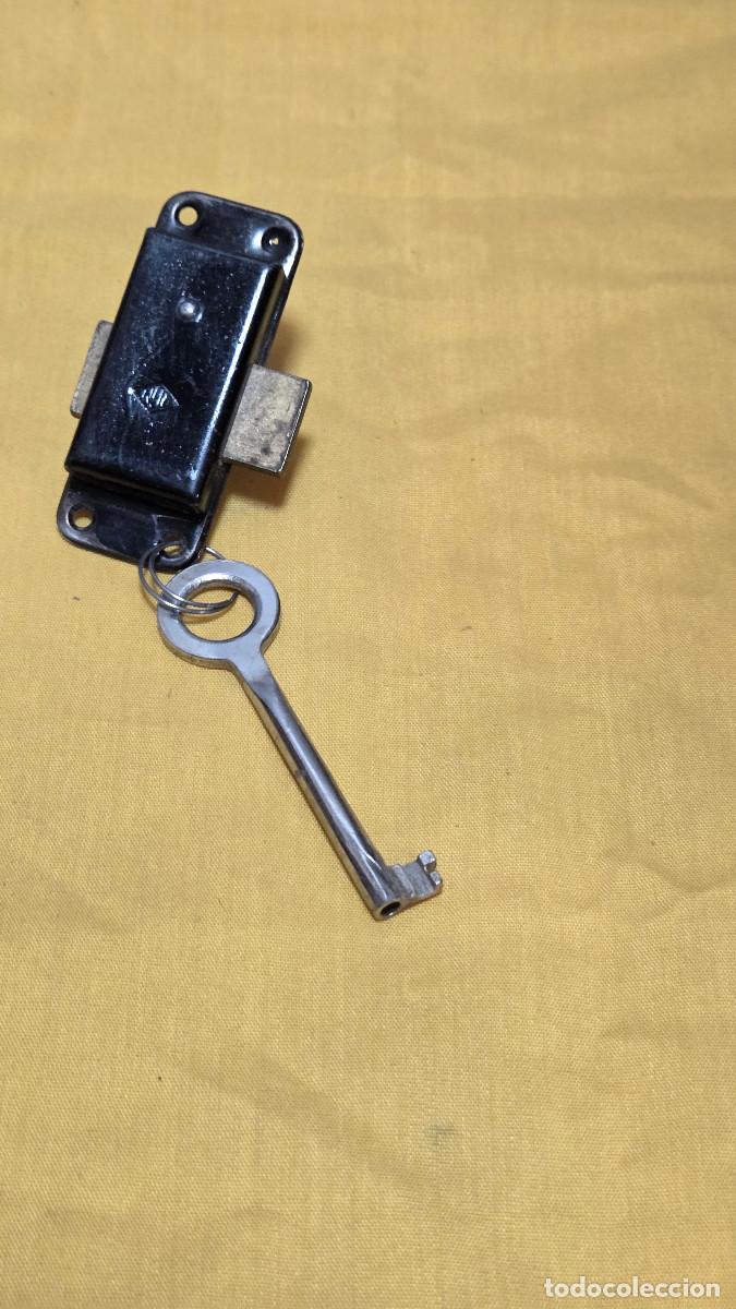 Vintage: cerradura antigua acero
