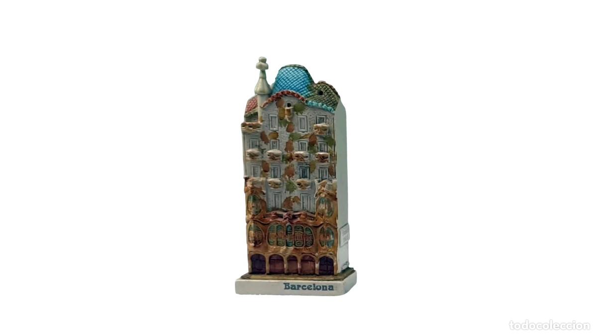 Vintage: Recuerdo de Barcelona, Obra de Gaud&iacute;, en Resina, Pintado a Mano, A&ntilde;os 90